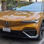 El Acura ZDX es un SUV eléctrico que combina lujo, rendimiento y una autonomía de hasta 313 millas. Su diseño sofisticado y su cabina espaciosa con materiales premium hacen que los viajes largos sean cómodos y placenteros. Además, el ZDX cuenta con una aceleración rápida y un viaje silencioso, lo que lo convierte en una excelente opción para viajes en carretera. La capacidad de carga rápida también es destacable, permitiendo pasar menos tiempo en estaciones de carga. Equipado con un sistema avanzado de asistencia al conductor, el ZDX garantiza seguridad y tranquilidad durante todo el viaje.

Puntos fuertes: Lujo, gran autonomía, carga rápida, seguridad avanzada.
Ideal para: Viajeros que buscan una experiencia premium y cómoda.