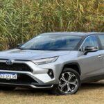 Costo total en 10 años: $4,900

Toyota es sinónimo de fiabilidad. Con modelos como el Camry, que tiene un precio inicial de $22,050, esta marca es conocida por su durabilidad y bajo costo de mantenimiento. Toyota ofrece una de las experiencias más asequibles en términos de reparaciones, lo que la convierte en una de las mejores opciones para quienes buscan un coche confiable. Según Consumer Reports, los vehículos de Toyota no solo requieren menos reparaciones, sino que también mantienen un valor impresionante a lo largo de los años, siendo una de las opciones más duraderas del mercado.

Destacado: Fiabilidad excepcional, bajo costo de reparaciones.