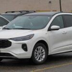 El Ford Escape, con un precio de inicio de $31,010, ha sido un SUV destacado en la oferta de Ford. Las versiones de gama alta incluyen tapicería de cuero, asientos calefaccionados y refrigerados, una pantalla táctil grande y una amplia gama de tecnologías de asistencia al conductor. Aunque no ofrece todos los lujos de un Lincoln, se acerca bastante en las versiones como la ST-Line Elite, brindando una experiencia cercana a los modelos de lujo.

Si buscas un SUV práctico con lujo accesible y un diseño deportivo, el Escape es una opción muy recomendable.

Destacado: Asientos calefaccionados y refrigerados, tecnología avanzada a un precio razonable.