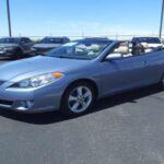 El Toyota Solara Convertible intentaba aportar un toque de estilo a la línea racional de Toyota. Su interior era cómodo, pero carecía de emoción y deportividad. En el pasado se consideraba un placer para los días soleados, mientras que ahora parece un compromiso: no es ni realmente deportivo ni verdaderamente lujoso.

Destacado: cómodo pero incapaz de mantener su estatus como coche de prestigio.
