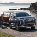 MSRP: $37,200

El Hyundai Palisade 2025 es otro SUV de tres filas que ofrece más lujo y características premium. Con capacidad para hasta ocho personas y un asiento de banco en la segunda fila, es ideal para aquellos que buscan un vehículo familiar de alta gama sin romper el banco. Además, su pantalla táctil de 12.3 pulgadas agrega un toque moderno al interior.

Destacado: un SUV más refinado con grandes características tecnológicas.