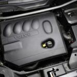 Aunque Volvo no es tan popular en algunos mercados, sus motores son una referencia en términos de fiabilidad. Desde sus inicios, la marca sueca se ha centrado en la durabilidad, comenzando con los motores de Pentaverken, especializados en motores marinos, y luego desarrollando potentes motores para automóviles. Modelos como el T5 y T6, que impulsaban modelos como el XC90 y el S60, han figurado en la lista de los 10 mejores motores de Ward. Además, Volvo ha sido pionero en ofrecer sistemas híbridos y motores totalmente eléctricos, con la fiabilidad como característica central en todos sus sistemas de propulsión.

Destacado: Los motores T5 y T6 de Volvo han sido elogiados por su fiabilidad y su capacidad de mantener el rendimiento durante años.