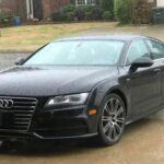 El Audi A7 2010 ha sido uno de los modelos más populares de Audi, destacando por su diseño elegante y su etiqueta de lujo. Sin embargo, muchos conductores han notado que, a pesar de su apariencia premium, el A7 no ofrece una experiencia de conducción que lo haga destacar frente a sus rivales como el BMW Serie 5 o el Mercedes-Benz Clase E. Es un coche para quienes compran el coche por la marca, pero no por su rendimiento real.

Lo que engaña: El Audi A7 puede tener un diseño impresionante, pero la falta de diferenciación real con otros modelos más asequibles ha dejado a muchos compradores insatisfechos.