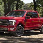 La Ford F-150 es la camioneta pickup más popular de EE. UU. durante más de 40 años, y eso ha hecho que los precios de los modelos usados se disparen. Según Skirvin, muchas F-150 con más de 193,000 kilómetros se venden fácilmente entre $20,000 y $30,000, un aumento significativo respecto a hace solo un par de años, cuando se vendían por $15,000. Muchos de estos vehículos han sido sometidos a un uso intensivo, como el remolque de cargas pesadas, lo que aumenta su desgaste y reduce su valor real. Comprar una F-150 usada podría no ser una buena opción si no se tiene en cuenta el desgaste sufrido por el vehículo.