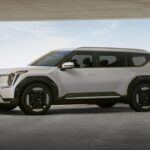 En el apartado de eléctricos, ChatGPT señaló al Kia EV9 como el SUV de referencia. Este modelo de tres filas se ha ganado el Editor’s Choice de Car & Driver, y aunque existe discrepancia en la autonomía real (la IA habló de 336 millas, mientras que Car & Driver lo sitúa entre 230 y 304 millas), lo cierto es que se trata de un SUV eléctrico espacioso y premium. Eso sí, su precio de salida de 56.395 dólares lo coloca en la franja alta del mercado.