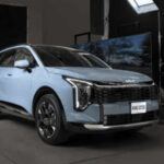 Con una eficiencia impresionante de entre 35 y 43 MPG combinado, el Kia Sportage Hybrid se ha ganado una excelente reputación en el mercado de los SUV híbridos. Este modelo ha recibido altas calificaciones, incluido un 8.5/10 de Car and Driver, y ha sido clasificado como el #2 SUV híbrido pequeño por Edmunds. Además de su eficiencia de combustible, el Sportage Hybrid ofrece una conducción suave, un interior bien equipado y un gran valor en comparación con otros SUV en su categoría. Es una opción destacada para quienes buscan un SUV híbrido compacto con un rendimiento sobresaliente.