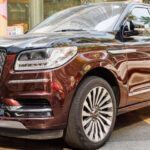 El Lincoln Navigator es un SUV de lujo grande, que destaca por su potencia y opulencia. Sin embargo, también experimenta una depreciación notablemente rápida, perdiendo hasta el 50% de su valor en cinco años. Su gran tamaño y altos costos operativos son los principales factores que afectan su valor de reventa. Aunque es un vehículo impresionante con un interior de lujo, los compradores deben ser conscientes de la pérdida de valor a largo plazo antes de tomar una decisión de compra.
