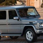 La Mercedes-Benz G-Class, conocida comúnmente como la G-Wagen, es un verdadero tanque de lujo. Originalmente diseñada para uso militar, la G-Class ha logrado mantenerse fiel a sus raíces, destacándose por su robustez y resistencia. Mientras otros SUVs de lujo siguen las tendencias aerodinámicas, la G-Class permanece fiel a lo que la hizo famosa: su diseño icónico y su capacidad todoterreno.

El modelo 2020 marcó un hito con mejoras en la maniobrabilidad, el confort de conducción y la calidad del interior. Si bien es un vehículo de lujo, no sacrifica fiabilidad, lo que lo convierte en un excelente ejemplo de durabilidad en el mundo de los SUVs premium.