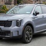 La marca coreana ha ganado terreno en calidad, pero el Sorento 2024 presenta grietas en esa reputación. Los fallos tecnológicos son frecuentes, con un Apple CarPlay inalámbrico inestable y climatización con problemas en bajas temperaturas. Además, defectos en el ensamblaje —puertas mal alineadas, ruidos aerodinámicos y juntas de ventanillas deficientes— empañan su propuesta familiar. Una decepción en un SUV que apunta a un público más exigente.