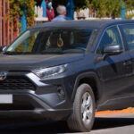 El Toyota RAV4 mantiene su estatus como uno de los SUV compactos más completos del mercado. Disponible en gasolina, híbrido e híbrido enchufable, se adapta a diferentes estilos de vida. Su fiabilidad está entre las mejores del segmento, junto a una gran dotación de seguridad y un valor de reventa altísimo. En contrapartida, su tecnología y espacio de carga están algo por debajo de lo que ofrecen los rivales más recientes.