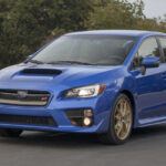 Aunque ya no se fabrica, el WRX STI sigue siendo el modelo de culto de Subaru. Su motor turbo, tracción total y espíritu de rally lo hacen inconfundible. Eso sí, su interior es básico y su comodidad limitada, además de una fiabilidad más variable que otros Subaru. Aun así, para los entusiastas es una pieza imprescindible que mantiene vivo el ADN deportivo de la marca.