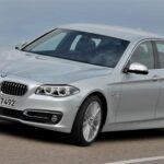 El Serie 5 es la definición de berlina de alto nivel, y en el mercado de ocasión se encuentra entre 6.000 y 11.000 dólares. Incluso con mucho kilometraje, su diseño conservador transmite autoridad. El 550i, con motor V8 biturbo, ofrece prestaciones serias. No obstante, los motores de la serie N pueden ser problemáticos con fugas de aceite, y los ejemplares modificados restan la elegancia que lo hace destacar.