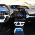 El display multifunción del salpicadero del Prius, encargado de mostrar información vital como la velocidad o el estado del sistema híbrido, no está exento de fallos. En algunos casos deja de responder o se bloquea, obligando a pasar por un costoso reemplazo. Además, en versiones anteriores, los fallos de software provocaban la desaparición repentina de los indicadores, algo desesperante para cualquier conductor.