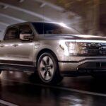 La Ford F-150 Lightning combina la dureza de una camioneta tradicional con la tecnología de un eléctrico moderno. Con precios de 56.975 a 87.190 dólares, ofrece gran capacidad off-road, potencia silenciosa y un alto nivel de equipamiento. Además, mantiene bien su valor en el mercado, algo poco común entre los vehículos eléctricos.