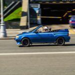 El Chevy Metro nació del Suzuki Cultus, con motor Suzuki de 1 litro y tres cilindros. Aunque sus cifras parecían modestas, ofrecía un consumo increíble de hasta 75 MPG, convirtiéndose en un pequeño clásico entre los conductores que buscaban eficiencia sin renunciar a la fiabilidad.
