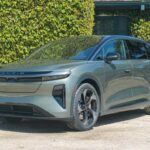 Si el rendimiento es tu prioridad, el Lucid Gravity es el SUV eléctrico que buscas. Con una versión Grand Touring que ofrece 725 km de autonomía, este modelo es capaz de acelerar de 0 a 100 km/h en 3,4 segundos gracias a sus 828 caballos de fuerza. Con una capacidad de carga de hasta 115 pies cúbicos, el Gravity ofrece un rendimiento excepcional en cuanto a espacio y agilidad para su tamaño. A pesar de su peso de más de 2.700 kg, la suspensión neumática ajustable garantiza una conducción suave y dinámica. Su precio inicial de $98,550 lo convierte en una opción de lujo con tecnología avanzada para quienes buscan la máxima eficiencia y desempeño.