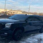El GMC Yukon es otro SUV que aparenta ser un gigante resistente, ideal para quienes buscan potencia y durabilidad. Sin embargo, su motor V8 de 6 litros ha sido objeto de investigaciones debido a defectos en el rendimiento. La fiabilidad del motor ha sido puesta en duda después de que muchos propietarios reportaran fallos catastróficos mientras estaban en ruta. A pesar de su apariencia de fortaleza, el Yukon muestra una vulnerabilidad que podría costarle caro a sus dueños cuando menos lo esperan, especialmente al tratarse de una de las unidades más grandes de su clase.
