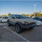 El Isuzu Vehicross fue un SUV que intentó romper las reglas del diseño, pero resultó ser un fracaso en términos de estética. Con una apariencia de prototipo y una postura demasiado robusta, el Vehicross fue más un experimento de diseño que un vehículo que encajara con las expectativas del mercado. Aunque sus capacidades off-road eran notables, su diseño angular y la amplia parrilla frontal no lograron atraer a los compradores. Su diseño fue tan polarizante que, a pesar de su potencial, el Vehicross fue descontinuado después de solo tres años en producción.