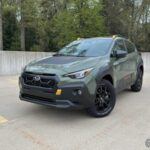 Con un consumo combinado de 29 mpg, el Subaru Crosstrek 2025 es perfecto para aquellos que buscan un SUV pequeño que sea tan capaz en la carretera como en terrenos más difíciles. Su sistema de tracción total estándar y su alta altura de manejo le otorgan una capacidad impresionante para enfrentar todo tipo de clima y terrenos, mientras que su eficiente motor garantiza un excelente rendimiento de combustible.

El Crosstrek también destaca por su espacioso interior y su tecnología avanzada de seguridad, lo que lo convierte en una opción perfecta tanto para la aventura como para el día a día. Con su confort y practicidad a bordo, el Crosstrek logra combinar lo mejor de ambos mundos: capacidad off-road y eficiencia.