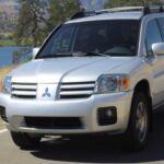 El Mitsubishi Endeavor fue un intento de la marca japonesa por ingresar al competitivo mercado de SUV en Estados Unidos, con una plataforma creada exclusivamente para ese mercado. La idea era ofrecer un vehículo grande y robusto que no sacrificara el confort ni la capacidad de carga. Sin embargo, el Endeavor fue superado por otros competidores más populares, y sus ventas nunca alcanzaron las expectativas de Mitsubishi.

Uno de los problemas clave fue su transmisión de cuatro velocidades, que lo hacía parecer anticuado en comparación con otros SUV de la época. Además, su diseño polarizante y la falta de características sobresalientes lo hicieron menos atractivo. Fue descontinuado en 2011 debido a sus bajas ventas y a los altos costos de producción asociados con su plataforma exclusiva para EE.UU.