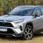 El popular Toyota RAV4 Híbrido arranca en 32.300 dólares, mientras que la versión enchufable RAV4 Prime comienza en 44.265. El híbrido alcanza 38 mpg, y el Prime ofrece 42 millas en modo 100% eléctrico antes de recurrir a la gasolina.

Según Gelfand, ambos modelos destacan por su sencillez de mantenimiento y la ausencia de problemas típicos de transmisiones convencionales gracias a la eCVT de Toyota. Esto convierte al RAV4 en un SUV fiable y práctico para cualquier necesidad.
