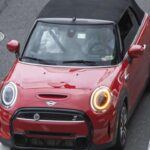 Mini supo enamorar a los estadounidenses con su propuesta diferente y divertida, pero hoy se enfrenta a una dura crisis de identidad. Las ventas han caído más de un 60% en la última década y un 40% solo en los últimos cinco años. La expansión excesiva de su gama ha diluido su esencia, y su lenta adaptación al coche eléctrico no ayuda. Todo apunta a que BMW podría integrarla en su propia línea, manteniendo quizá un único modelo de nicho.