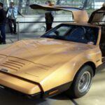 El Bricklin SV-1 prometía ser el coche del futuro, con un enfoque en la seguridad y un diseño de puertas de ala de gaviota. Sin embargo, la realidad fue muy distinta: lento, poco fiable, caro y con una estética difícil de digerir.

Lo que debía ser un emblema de innovación se convirtió en un fiasco de proporciones mayúsculas, tanto que hoy es recordado como un clásico del desastre automotriz.
