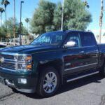 El Chevrolet Silverado 1500 es un referente entre las pick-ups de gran tamaño. Su diseño robusto y capacidad de trabajo lo han convertido en un aliado ideal tanto para profesionales como para familias que necesitan potencia y espacio.

Los modelos de finales de los 2000 son capaces de superar los 200.000 km sin grandes reparaciones, siempre que reciban el mantenimiento adecuado. Su fiabilidad y versatilidad lo mantienen como uno de los camiones usados más demandados en Norteamérica y más allá.
