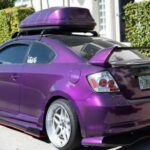 El Scion tC es práctico y divertido de conducir. Con motor 2.4L y transmisión manual de cinco velocidades, ofrece una experiencia ágil y fiable. Su carrocería de dos puertas con amplio maletero y asientos traseros funcionales lo hace útil para el día a día.

Construido sobre la base de Toyota, destaca por su fiabilidad y bajo coste de mantenimiento, convirtiéndolo en un coche económico que sigue siendo emocionante para conducir.