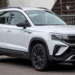 El Volkswagen Taos 2025 es un SUV subcompacto espacioso, con interior sorprendentemente cómodo y tecnología de asistencia al conductor que facilita la conducción diaria.

Características clave: monitor de ángulo muerto, alerta de colisión frontal y centrado de carril. Su tamaño compacto permite maniobras fáciles en ciudad sin sacrificar espacio para pasajeros y equipaje, ideal para quienes valoran practicidad y seguridad.