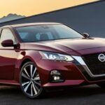 Aunque no está al borde de la desaparición inmediata, Nissan afronta un panorama sombrío. En 2024 registró pérdidas netas de 4.500 millones de dólares, anunció 20.000 despidos y cerrará su primera planta internacional en 2027. Modelos populares como el Altima y el Versa dejarán de producirse, mientras que los aranceles y los problemas de la cadena de suministro afectan gravemente a su competitividad.
