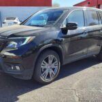 El Honda Passport combina la fiabilidad japonesa con un interior sorprendentemente lujoso. Su espacio interior está pensado tanto para la aventura como para la comodidad familiar, con acabados de alta calidad y tecnología avanzada. Ofrece además un amplio maletero, lo que lo convierte en un SUV versátil que no sacrifica confort.