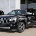 El Toyota Sequoia 2024 combina potencia y eficiencia gracias a su motor híbrido V6 de 3.5 litros. En su acabado TRD Pro, equipa amortiguadores Fox, neumáticos todoterreno y placas protectoras, convirtiéndose en un SUV listo para cualquier sendero. Su interior destaca por el lujo y la tecnología, con pantalla central de 14 pulgadas y conectividad completa. Además, puede remolcar hasta 9.000 libras, un plus en versatilidad.