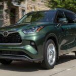El Toyota Highlander, con precio inicial de 40.320 dólares, se distingue por sus tres filas de asientos. Permite alternar entre gran capacidad de carga y transporte de hasta ocho pasajeros. Incluye avanzados sistemas de seguridad como control de crucero adaptativo, alerta de salida de carril y detección de peatones, todo pensado para una conducción más tranquila.