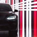 Si hablamos de innovación, Tesla sigue marcando el camino. Con modelos como el Model 3 o el Model Y, la marca californiana ha demostrado que los eléctricos no solo son sostenibles, sino también prácticos y divertidos de conducir. Su red de supercargadores y sus constantes actualizaciones de software refuerzan una experiencia de usuario única, aunque hoy siguen siendo más recomendables para desplazamientos urbanos o de media distancia.