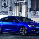 Aunque pueda parecer una berlina asequible en el mercado de segunda mano, el Chrysler 200 esconde una realidad muy distinta. Sus fallos de transmisión y problemas eléctricos han sido ampliamente documentados, hasta el punto de que el modelo fue descontinuado en 2017. Comprar uno usado puede parecer una ganga, pero los gastos en reparaciones lo convierten en una inversión poco recomendable.