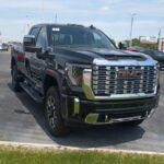 La GMC Sierra 2500HD destaca no solo por su potencia y capacidad de carga, sino también por su refinamiento. Con opciones de motorización diésel diseñadas para resistir cientos de miles de kilómetros, este modelo combina robustez con un alto nivel de confort y tecnología. Es un camión pensado para durar y mantener su valor con el paso del tiempo, especialmente si se le cuida como corresponde.