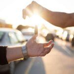 En un mercado cada vez más digital, muchos concesionarios ya ofrecen la entrega del vehículo en tu casa. Este detalle puede ahorrarte tiempo y desplazamientos, especialmente si compras en un concesionario alejado o a través de una plataforma online.