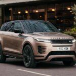 El Evoque es un SUV compacto de lujo con un diseño muy atractivo, pero su fiabilidad está muy por debajo de lo esperado. Fugas de aceite, problemas de transmisión y fallos eléctricos completos son habituales incluso antes de los 128.000 kilómetros. Comprar un Evoque puede implicar visitas constantes al taller y gastos considerables de mantenimiento.