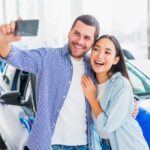 Si compras un coche usado, lo primero es cambiar todos los fluidos (aceite, refrigerante, líquido de frenos y dirección). Aunque pueda parecer un gasto inicial elevado, garantiza una mecánica más longeva y evita averías por negligencia en el mantenimiento, que suelen costar miles de euros en reparaciones. Llevar un registro detallado de estos cambios también aporta confianza al futuro comprador.