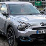 El Citroën ë-C4 tiene un diseño moderno y un enfoque familiar, pero su autonomía real de unos 320 km frente a los 420 km WLTP anunciados genera decepción. Además, sus prestaciones se quedan cortas frente a rivales más recientes, lo que explica por qué es un modelo que muchos propietarios venden antes de tiempo.