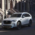 El Mazda CX-90 2025, desde 38.045 dólares, apunta directamente al segmento semi-premium. Su diseño elegante y un comportamiento dinámico sobresaliente lo diferencian de sus rivales. Está disponible con un motor de seis cilindros en línea o con una opción híbrida enchufable. Aunque su tercera fila es algo reducida, el nivel de acabados lo acerca a modelos de lujo más costosos.