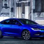 El Chrysler 200, especialmente el modelo 2015, acumula múltiples críticas y hasta campañas de llamada a revisión por parte de la marca. Problemas eléctricos, fallos en el motor y averías en el control de velocidad lo colocan entre los menos fiables de su segmento. Aunque pueda resultar atractivo por precio en el mercado de segunda mano, es un coche que puede dar más quebraderos de cabeza que satisfacciones.