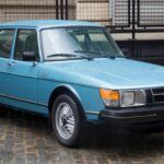 El Saab 900 Turbo (1978-1998) no fue un éxito de ventas en su época, pero marcó un antes y un después en ingeniería gracias a su diseño único y su turbocompresor. Hoy, los entusiastas lo consideran uno de los compactos más divertidos de conducir de su época, con un estilo sueco inconfundible y una robustez que lo ha transformado en un clásico muy buscado.