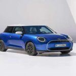 El Mini Electric SE aporta estilo y agilidad en ciudad, pero con solo 114 millas de autonomía se queda muy atrás. Su espacio interior reducido y un sistema multimedia anticuado limitan su atractivo. Aunque sigue siendo divertido de conducir en entornos urbanos, no resulta práctico ni competitivo para quienes buscan un eléctrico funcional y con futuro.