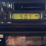 Con la llegada de smartphones, Spotify y asistentes de voz, el reproductor de CD ha quedado prácticamente obsoleto. Reparar uno que se ha roto puede costar más que instalar un sistema multimedia moderno con Bluetooth. En la mayoría de los casos, lo más lógico es olvidarse del CD y actualizar el equipo de sonido.