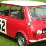 El Mini Cooper es otro coche que, pese a su encanto urbano, resulta detestado en los talleres. El problema principal es el difícil acceso a los componentes mecánicos. Algo tan simple como cambiar una correa o un filtro puede requerir desmontar varias piezas del motor. Para los mecánicos, significa más horas de trabajo y mayor riesgo de provocar daños colaterales.