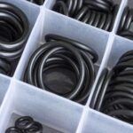 Lubricar la junta del filtro de aceite nuevo facilita su instalación y asegura un mejor sellado. Además, hace que la próxima extracción sea más sencilla. Algunos conductores omiten este paso y aunque no siempre causa fugas, es una práctica recomendada para proteger el motor y ahorrar tiempo en futuros cambios.