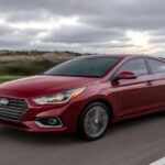 El Hyundai Accent es asequible y práctico, pero su transmisión presenta fallos prematuros y cambios bruscos, mientras que problemas eléctricos y de motor aparecen de manera recurrente. Este pequeño sedán puede ser económico al principio, pero su historial de fiabilidad lo convierte en un modelo arriesgado si se pretende superar la barrera de las 100.000 millas.