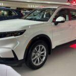El Honda CR-V, especialmente entre 2007 y 2011, ha demostrado ser un SUV compacto capaz de soportar años de uso intensivo. Con un motor eficiente, un interior espacioso y bajos costes de mantenimiento, este modelo se ha convertido en un referente de confianza. Numerosos propietarios reportan superar las 300.000 millas con facilidad, consolidando su fama de coche familiar indestructible.